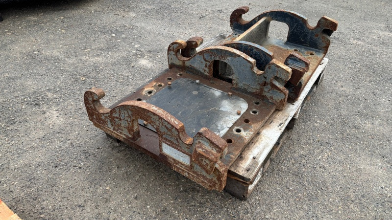 CW30 CW40 bracket - Quick coupler for Excavator: picture 1 CW30 CW40 bracket - Quick coupler for Excavator: picture 1