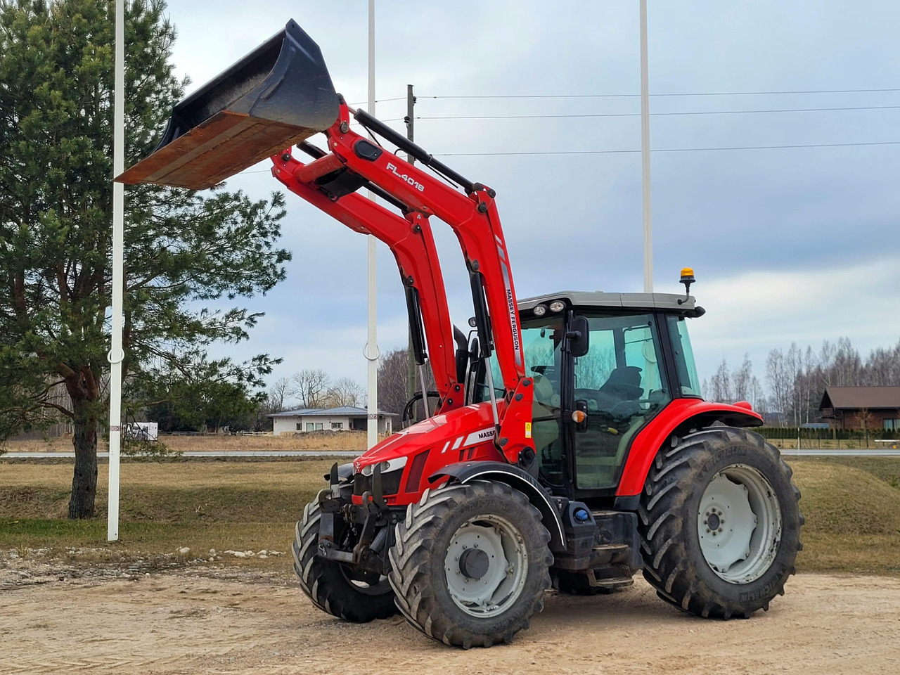 Massey Ferguson 5711 Dyna 4 - Farm tractor: picture 1 Massey Ferguson 5711 Dyna 4 - Farm tractor: picture 1