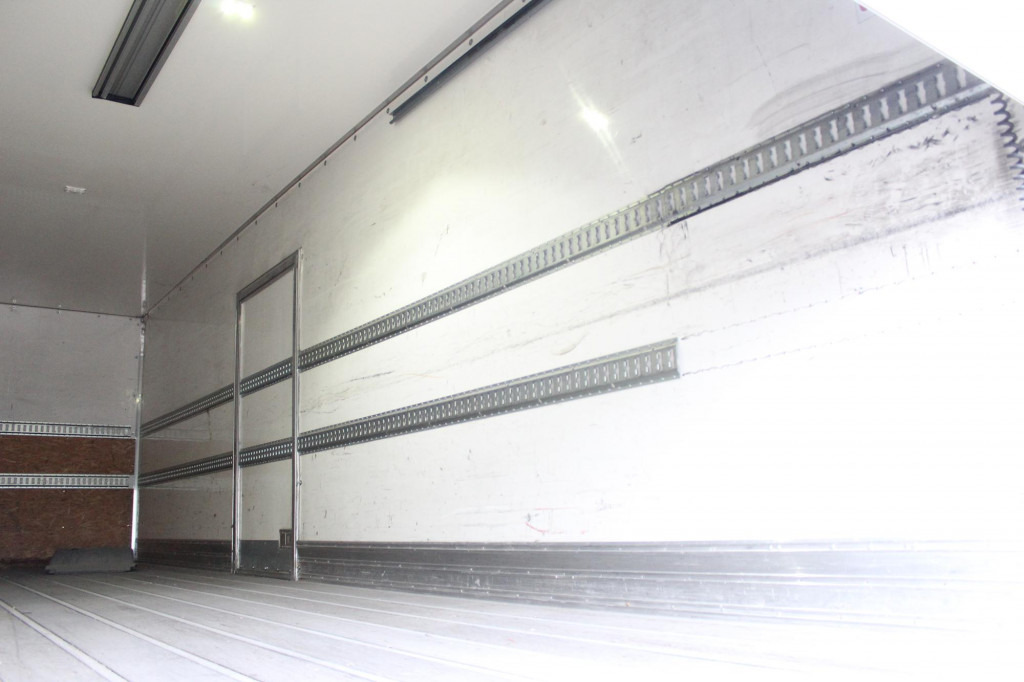 Mercedes-Benz Antos 1827 E6 Koffer 8,5m LBW S.Tür 199.000 km - Box truck: picture 2 Mercedes-Benz Antos 1827 E6 Koffer 8,5m LBW S.Tür 199.000 km - Box truck: picture 2