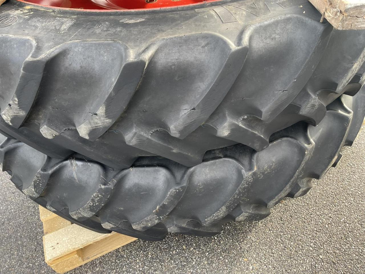 Fendt 820 724 Pflegebereifung 190cm Spur 320/90R32 340/85R48 - Attachment: picture 4 Fendt 820 724 Pflegebereifung 190cm Spur 320/90R32 340/85R48 - Attachment: picture 4