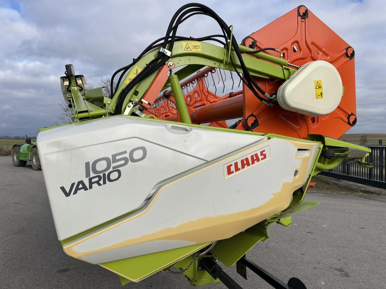 CLAAS Schneidwerk Claas Vario V1050 mit LED Laserpilot links und rechts, Transportwagen 40 km/h - Combine header: picture 3 CLAAS Schneidwerk Claas Vario V1050 mit LED Laserpilot links und rechts, Transportwagen 40 km/h - Combine header: picture 3