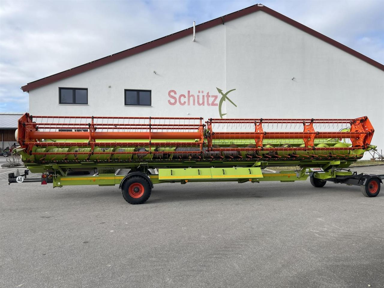 CLAAS Schneidwerk Claas Vario V1050 mit LED Laserpilot links und rechts, Transportwagen 40 km/h - Combine header: picture 1 CLAAS Schneidwerk Claas Vario V1050 mit LED Laserpilot links und rechts, Transportwagen 40 km/h - Combine header: picture 1