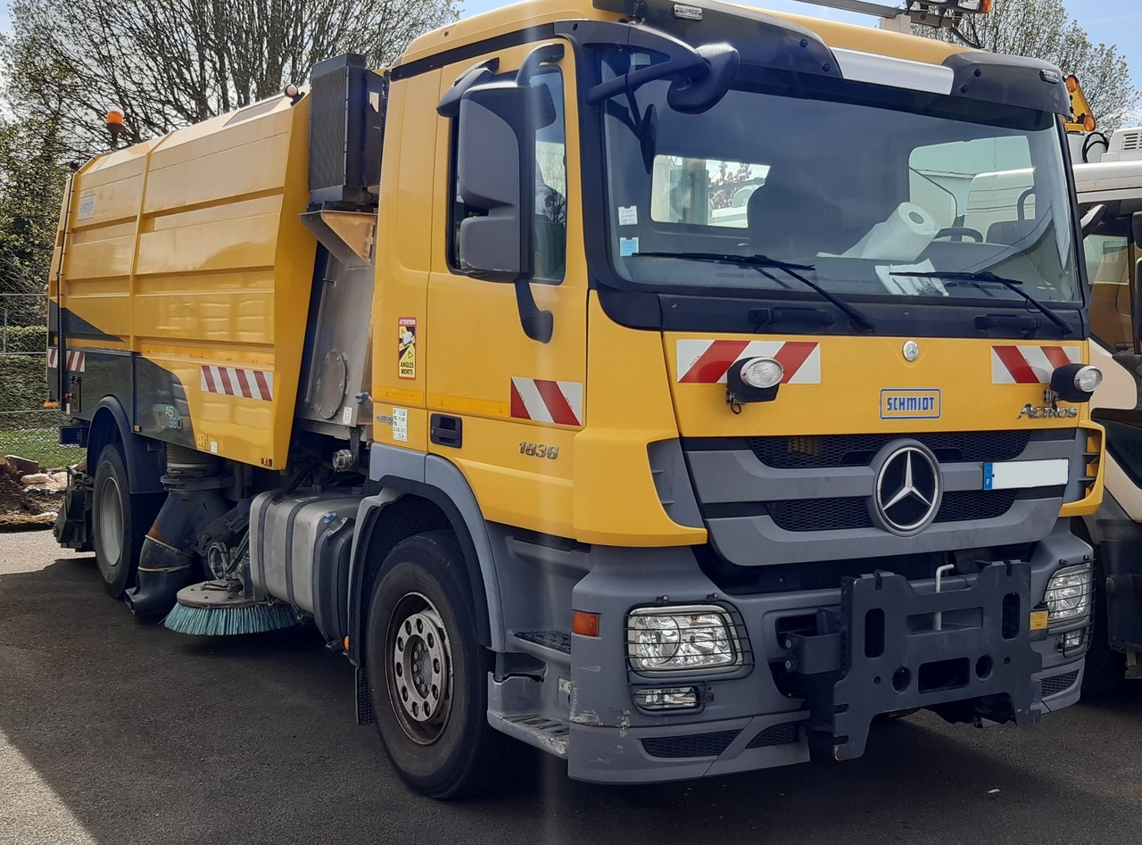 Runway Sweeper Schmidt AS990 - Road sweeper: picture 1 Runway Sweeper Schmidt AS990 - Road sweeper: picture 1