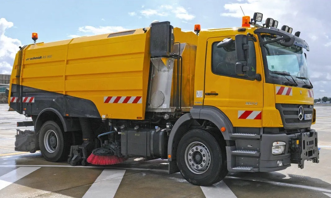 Runway Sweeper Schmidt AS990 - Road sweeper: picture 3 Runway Sweeper Schmidt AS990 - Road sweeper: picture 3