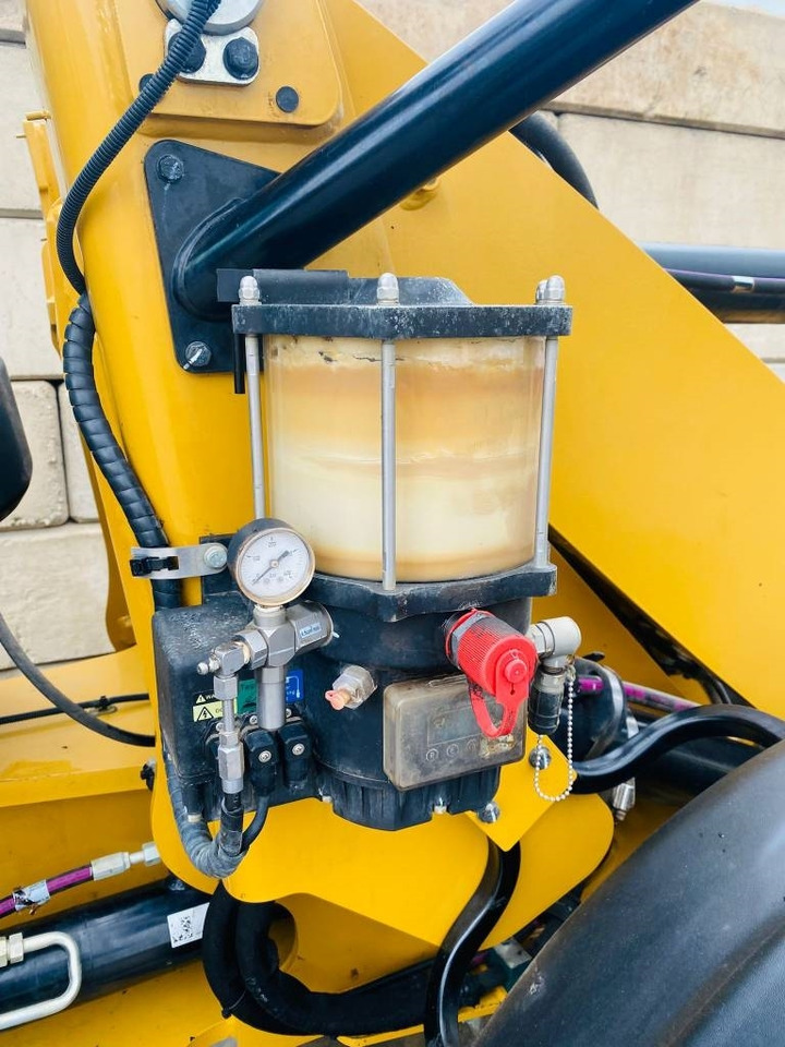 Wheel loader CAT 908-14a: picture 8