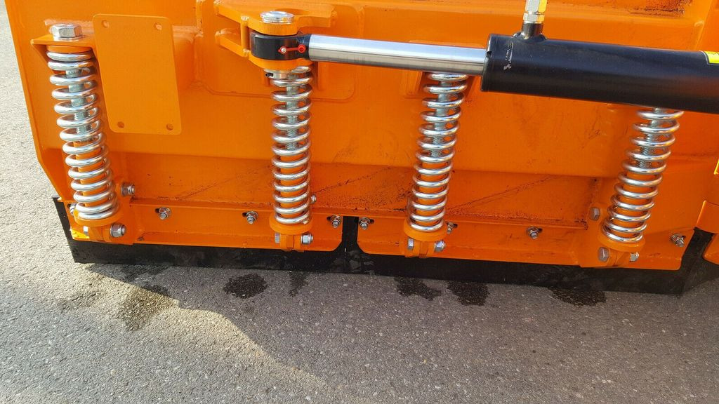 CAT neues Schneeschild Vario 2,6 m, 2,2m, 2,9m, 3,3m - Snow plough for Utility/ Special vehicle: picture 5 CAT neues Schneeschild Vario 2,6 m, 2,2m, 2,9m, 3,3m - Snow plough for Utility/ Special vehicle: picture 5