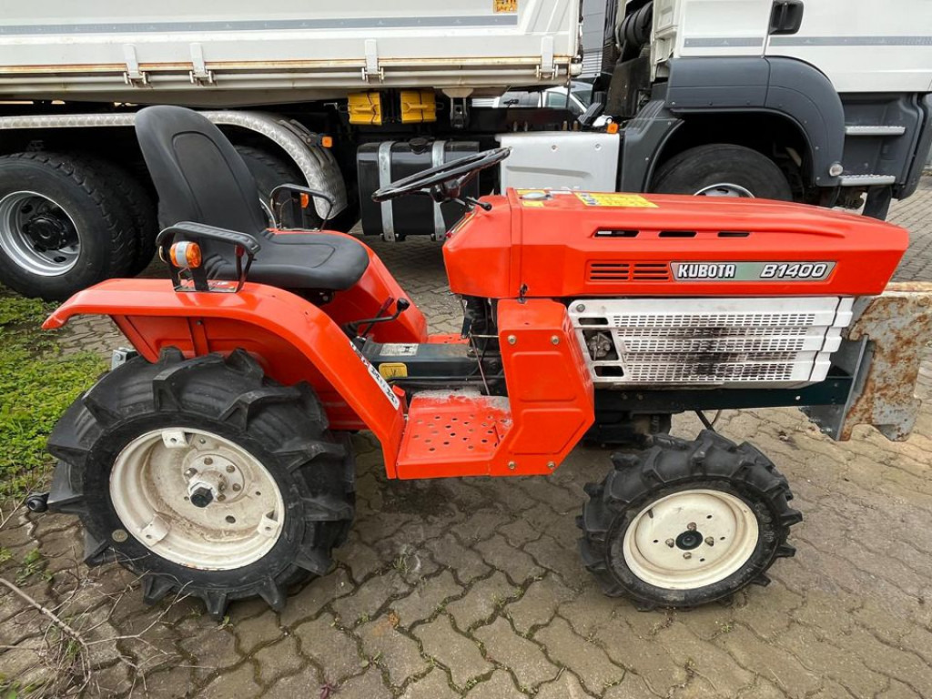 KUBOTA KUBOTA Trecker Diverse 1400 mit Zapfwelle am Heck und Heuwender - Compact tractor: picture 3 KUBOTA KUBOTA Trecker Diverse 1400 mit Zapfwelle am Heck und Heuwender - Compact tractor: picture 3
