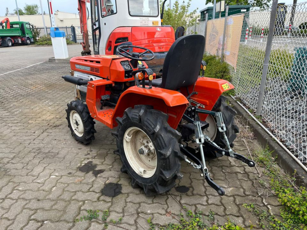 KUBOTA KUBOTA Trecker Diverse 1400 mit Zapfwelle am Heck und Heuwender - Compact tractor: picture 4 KUBOTA KUBOTA Trecker Diverse 1400 mit Zapfwelle am Heck und Heuwender - Compact tractor: picture 4
