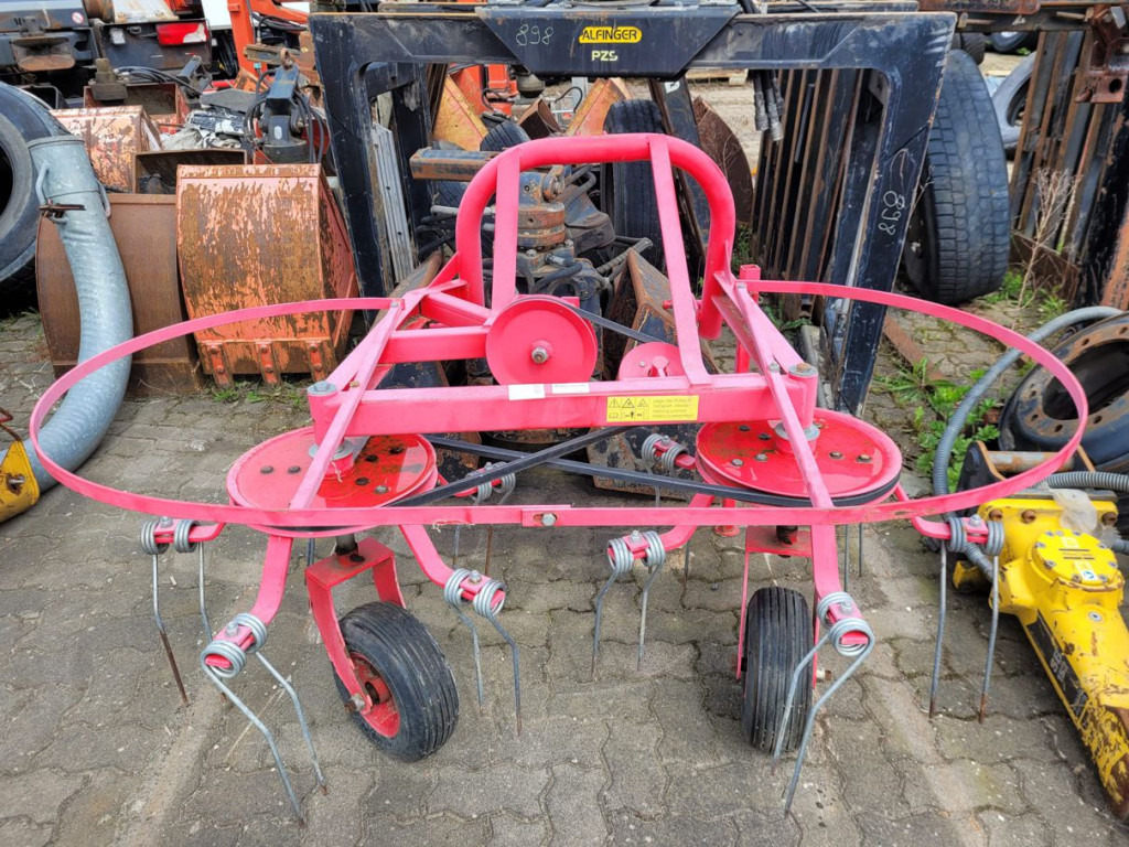 KUBOTA Trecker 1400 Diverse mit Zapfwelle am Heck und Heuwender - Compact tractor: picture 3 KUBOTA Trecker 1400 Diverse mit Zapfwelle am Heck und Heuwender - Compact tractor: picture 3