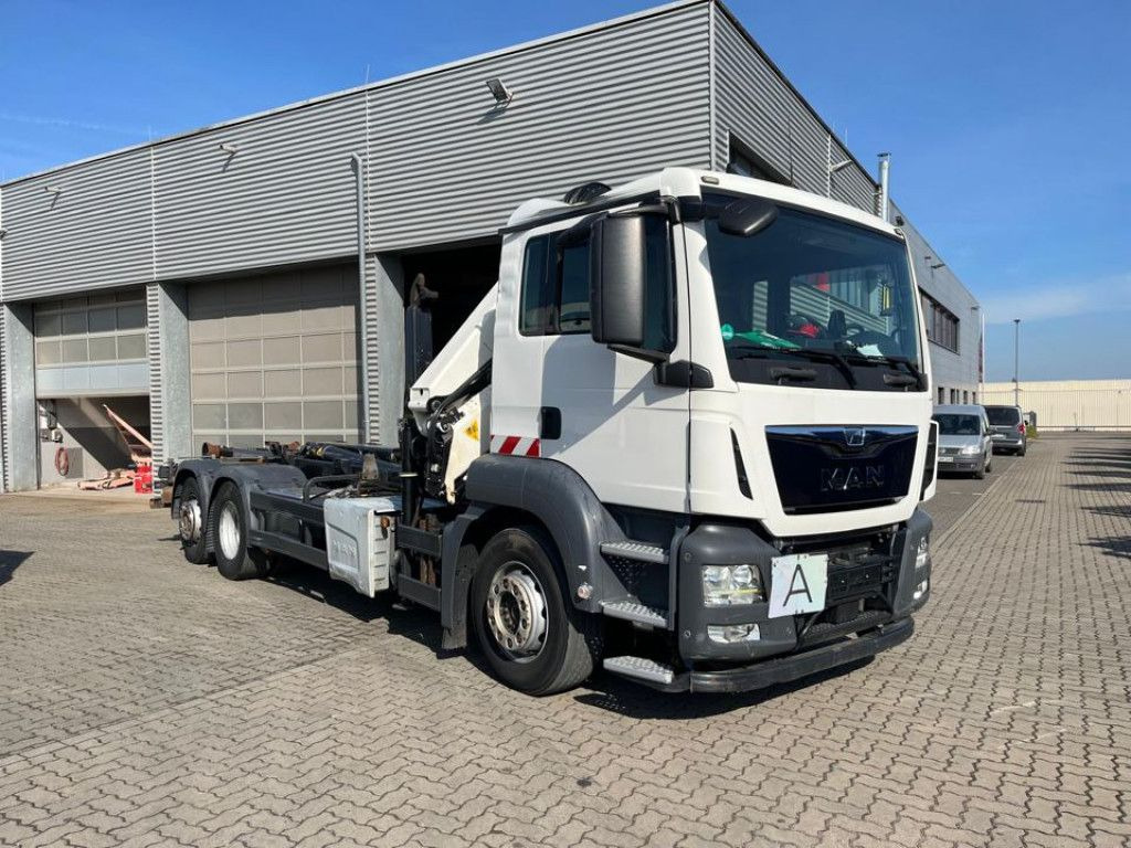 MAN TG-S 26.440 6x2-2 BL Abrollkipper mit Kran Funk+ - Hook lift truck, Crane truck: picture 2 MAN TG-S 26.440 6x2-2 BL Abrollkipper mit Kran Funk+ - Hook lift truck, Crane truck: picture 2