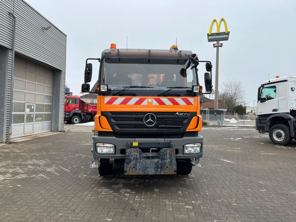 Mercedes-Benz Axor Wechselfahrgestell 1829 AK 4x4 AK+Streuer+Schild+Kehrmaschine - Road sweeper: picture 2 Mercedes-Benz Axor Wechselfahrgestell 1829 AK 4x4 AK+Streuer+Schild+Kehrmaschine - Road sweeper: picture 2