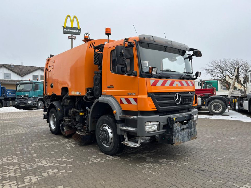 Mercedes-Benz Axor Wechselfahrgestell 1829 AK 4x4 AK+Streuer+Schild+Kehrmaschine - Road sweeper: picture 3 Mercedes-Benz Axor Wechselfahrgestell 1829 AK 4x4 AK+Streuer+Schild+Kehrmaschine - Road sweeper: picture 3