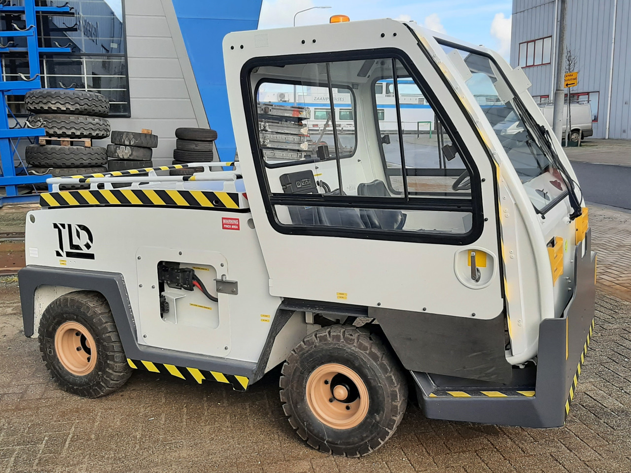 Baggage tractor TLD - Baggage tractor: picture 1 Baggage tractor TLD - Baggage tractor: picture 1