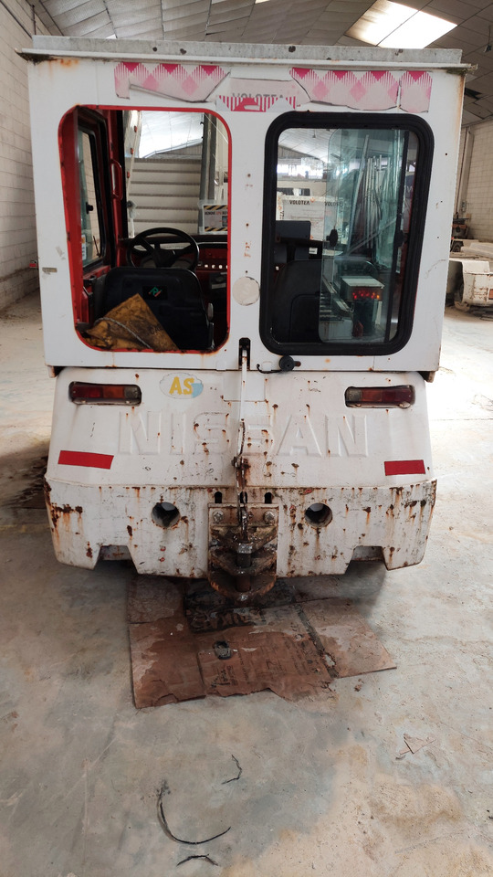 FV02 Nissan Baggage Tractor - Baggage tractor: picture 2 FV02 Nissan Baggage Tractor - Baggage tractor: picture 2