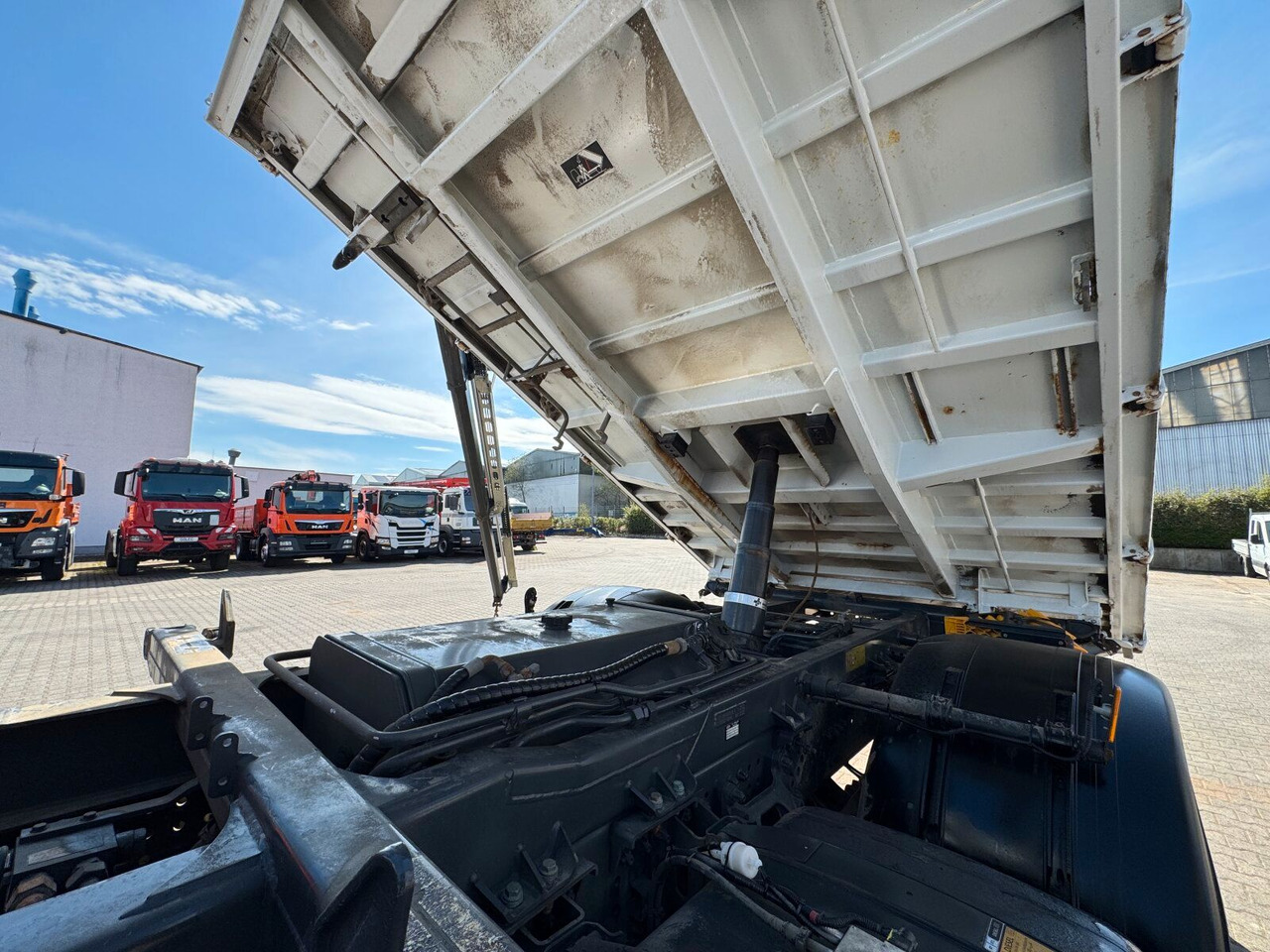 Tipper, Crane truck Mercedes-Benz AROCS 1832 4x2 Euro 6 Kipper Kran FASSI F120FB: picture 11