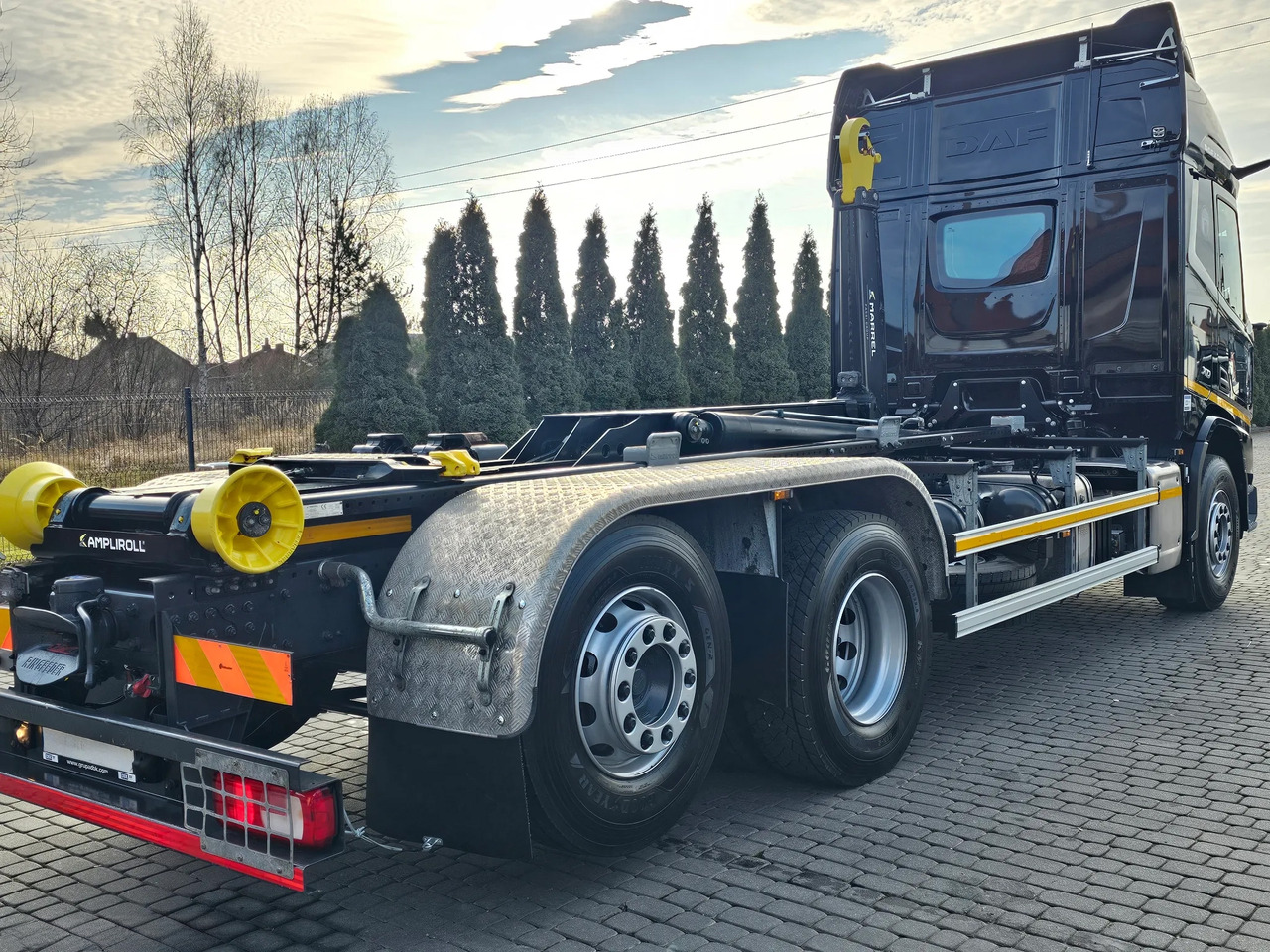 Hook lift truck DAF XD 450: picture 10