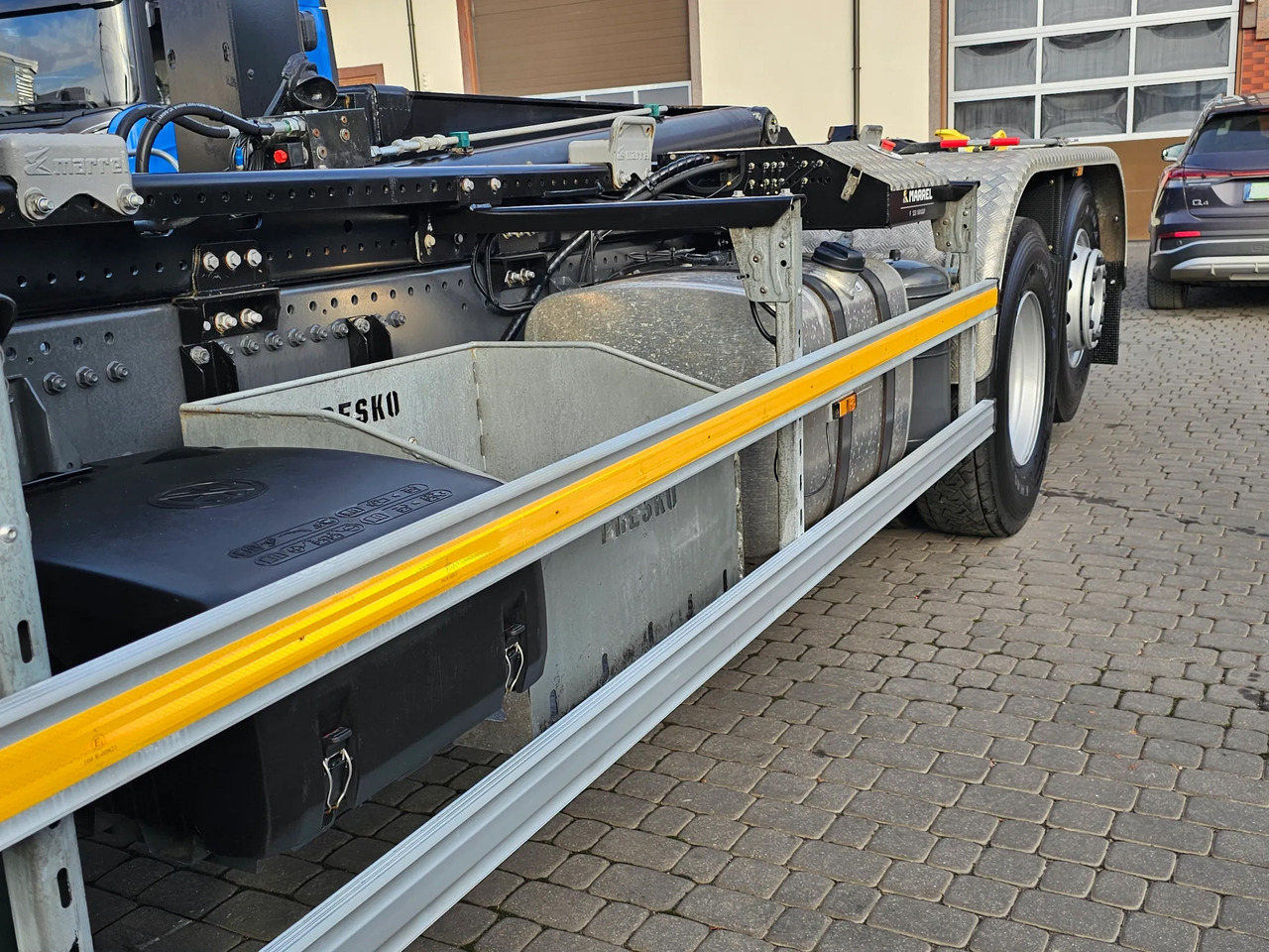 Hook lift truck DAF XD 450: picture 19