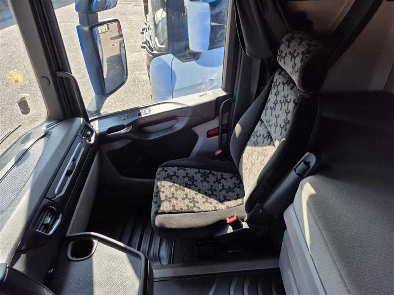 Scania R 450 - Tractor unit: picture 4 Scania R 450 - Tractor unit: picture 4