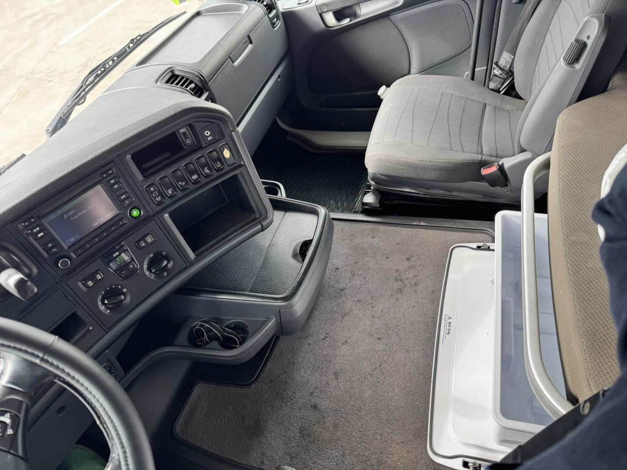 Tractor unit Scania R 450: picture 9