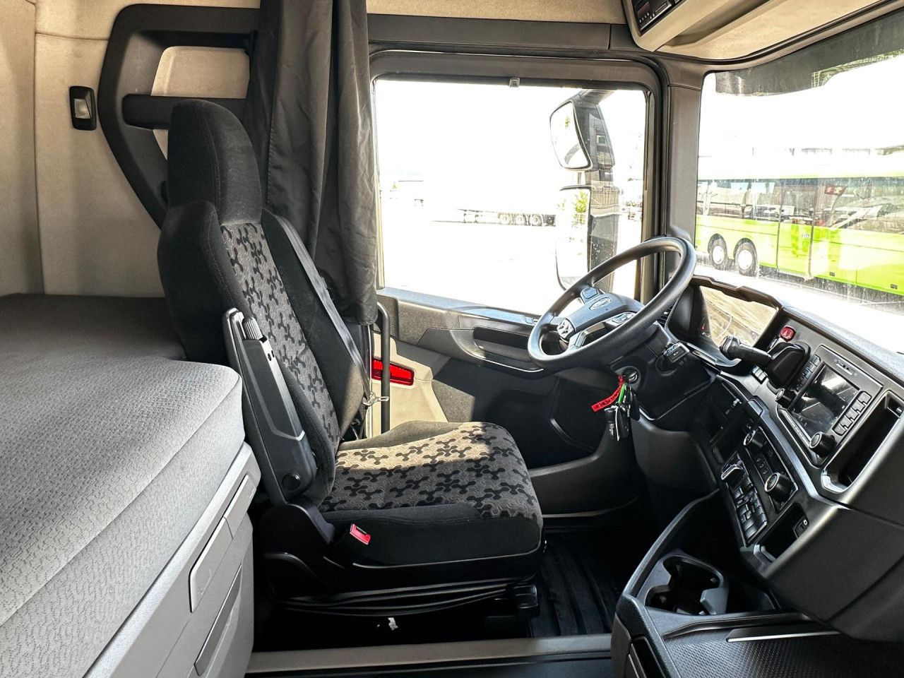 Scania R 450 - Tractor unit: picture 5 Scania R 450 - Tractor unit: picture 5