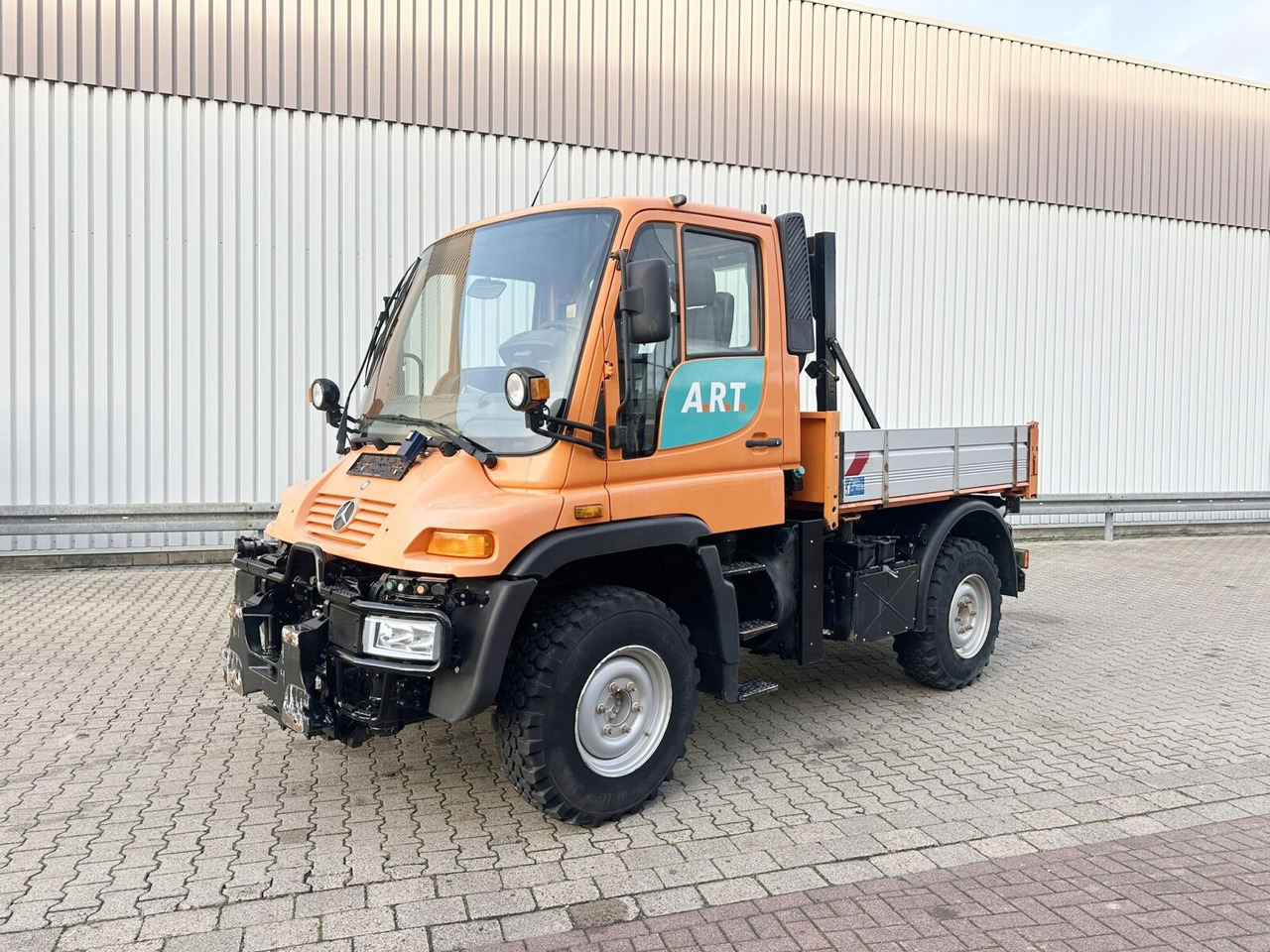 Unimog U300 405/10 4x4 U300 405/10 4x4, Kommunalhydraulik, Frontzapfwelle, Kipper - Commercial vehicle: picture 1 Unimog U300 405/10 4x4 U300 405/10 4x4, Kommunalhydraulik, Frontzapfwelle, Kipper - Commercial vehicle: picture 1