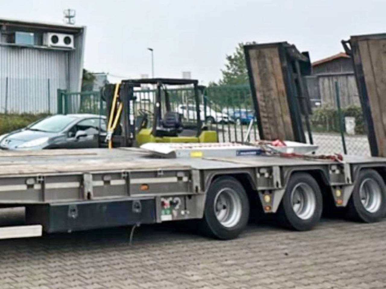 GVN Trailer 329 GVN Trailer 329 - Low loader semi-trailer: picture 4 GVN Trailer 329 GVN Trailer 329 - Low loader semi-trailer: picture 4