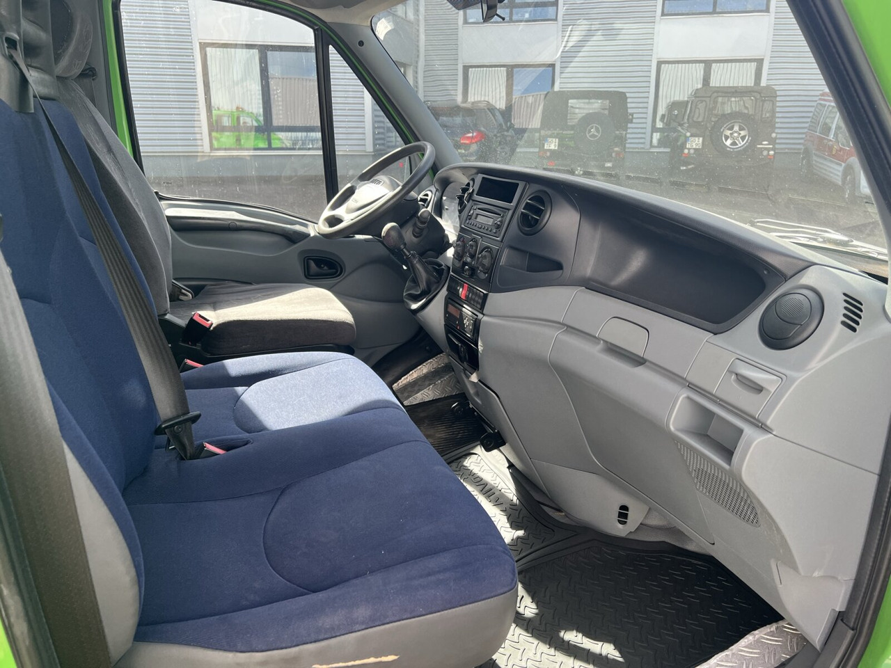 Interior photo 1: Hook lift truck, Commercial vehicle Iveco Daily 45C15D 4x2 Doka Daily 45C15D 4x2 Doka, City-Abroller Interior photo 1: Hook lift truck, Commercial vehicle Iveco Daily 45C15D 4x2 Doka Daily 45C15D 4x2 Doka, City-Abroller