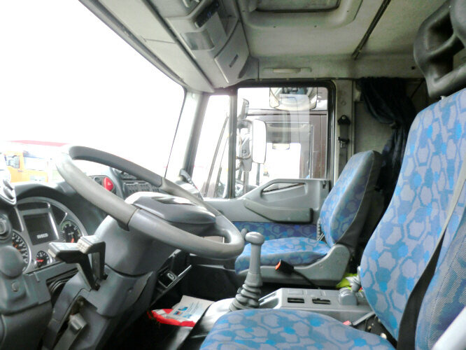 Interior photo 1: Box truck Iveco EuroCargo 75 E 17/4x2 EuroCargo 75 E 17/4x2, 6x VORHANDEN!