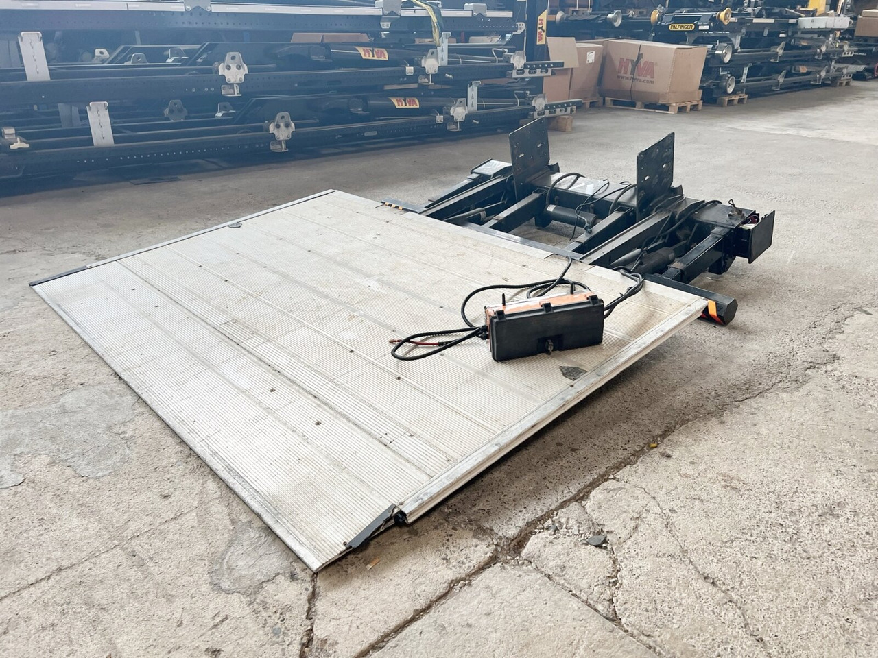 LBW Z 15-150 SA LBW Z 15-150 SA, 1,5t - Tail lift for Truck: picture 1 LBW Z 15-150 SA LBW Z 15-150 SA, 1,5t - Tail lift for Truck: picture 1