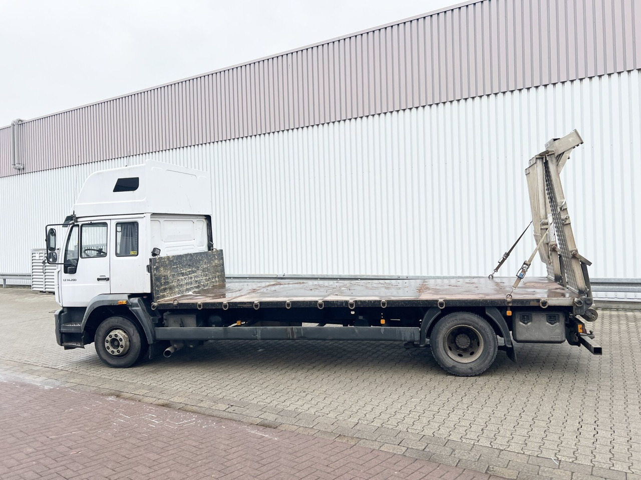 Dropside/ Flatbed truck MAN LE 14.280 4x2 L LE 14.280 4x2 L, Maschinentransporter, 2x AHK: picture 12