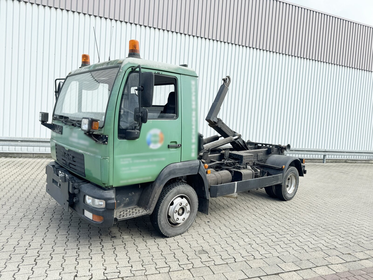 MAN LE 8.150 4x2 BB LE 8.150 4x2 BB, City-Abroller, Winterdienstausstattung - Hook lift truck: picture 1 MAN LE 8.150 4x2 BB LE 8.150 4x2 BB, City-Abroller, Winterdienstausstattung - Hook lift truck: picture 1