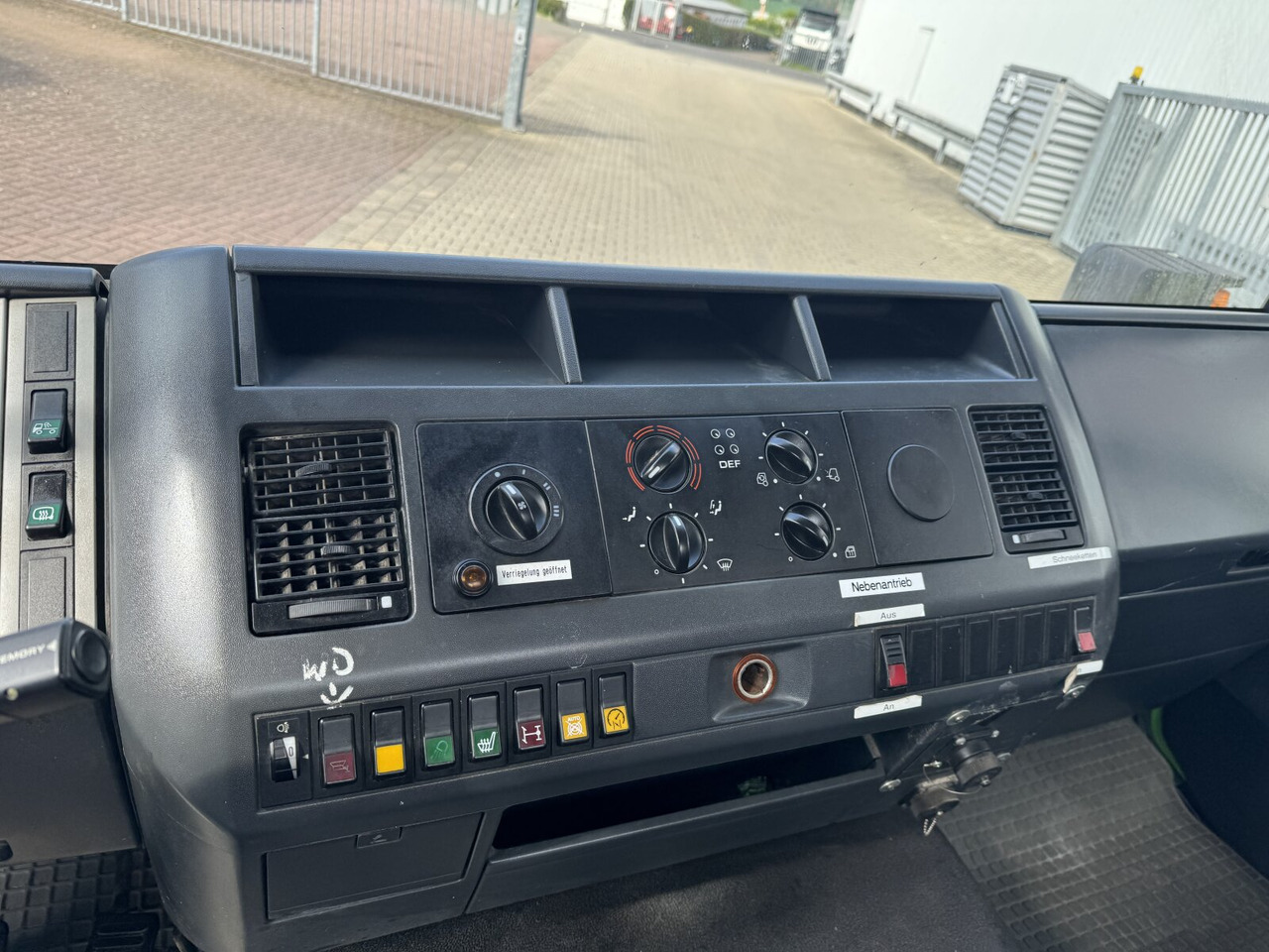 MAN LE 8.150 4x2 BB LE 8.150 4x2 BB, City-Abroller, Winterdienstausstattung - Hook lift truck: picture 4 MAN LE 8.150 4x2 BB LE 8.150 4x2 BB, City-Abroller, Winterdienstausstattung - Hook lift truck: picture 4