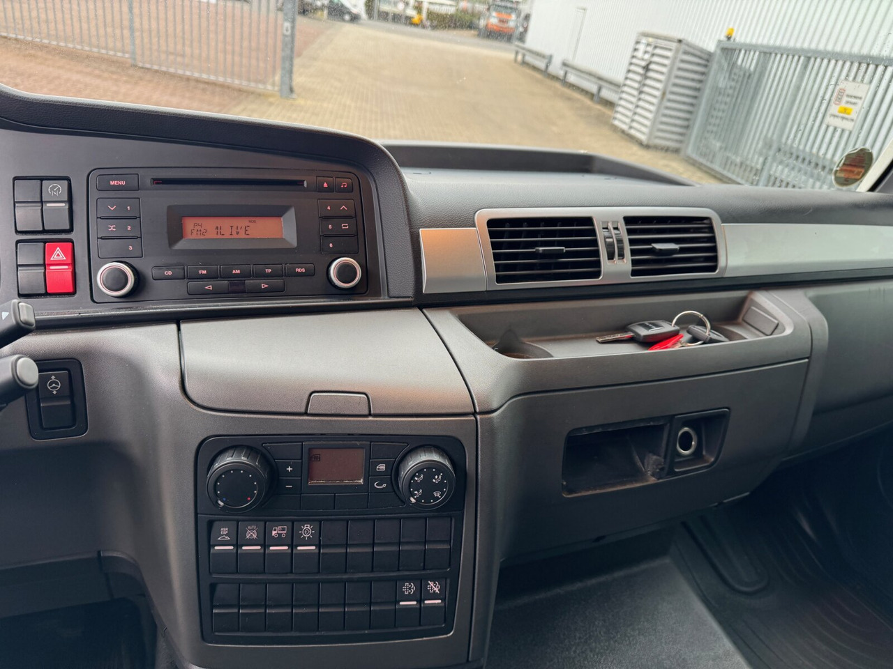 Box truck MAN TGL 8.150 4x2 BL TGL 8.150 4x2 BL, Möbelkoffer mit Rolltor: picture 5 Box truck MAN TGL 8.150 4x2 BL TGL 8.150 4x2 BL, Möbelkoffer mit Rolltor: picture 5