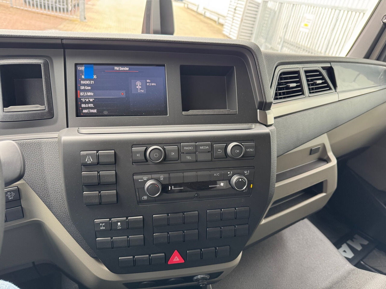 MAN TGL 8.160/190 4x2 BL CH TGL 8.160/190 4x2 BL CH - Cab chassis truck: picture 5 MAN TGL 8.160/190 4x2 BL CH TGL 8.160/190 4x2 BL CH - Cab chassis truck: picture 5