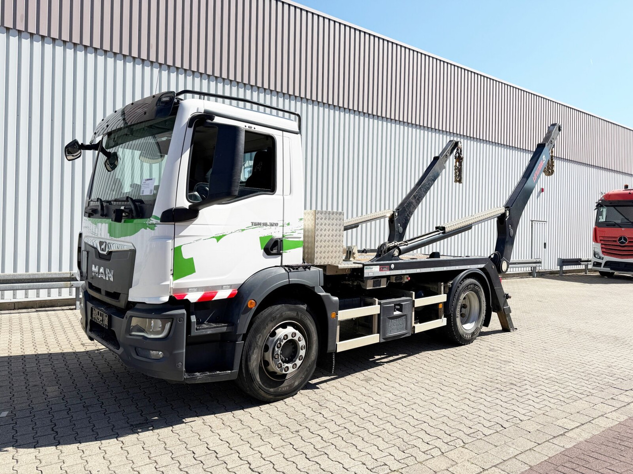 MAN TGM 18.320 4x2 BL TGM 18.320 4x2 BL, Hiab Tele-Absetzanlage, Funk - Skip loader truck: picture 1 MAN TGM 18.320 4x2 BL TGM 18.320 4x2 BL, Hiab Tele-Absetzanlage, Funk - Skip loader truck: picture 1