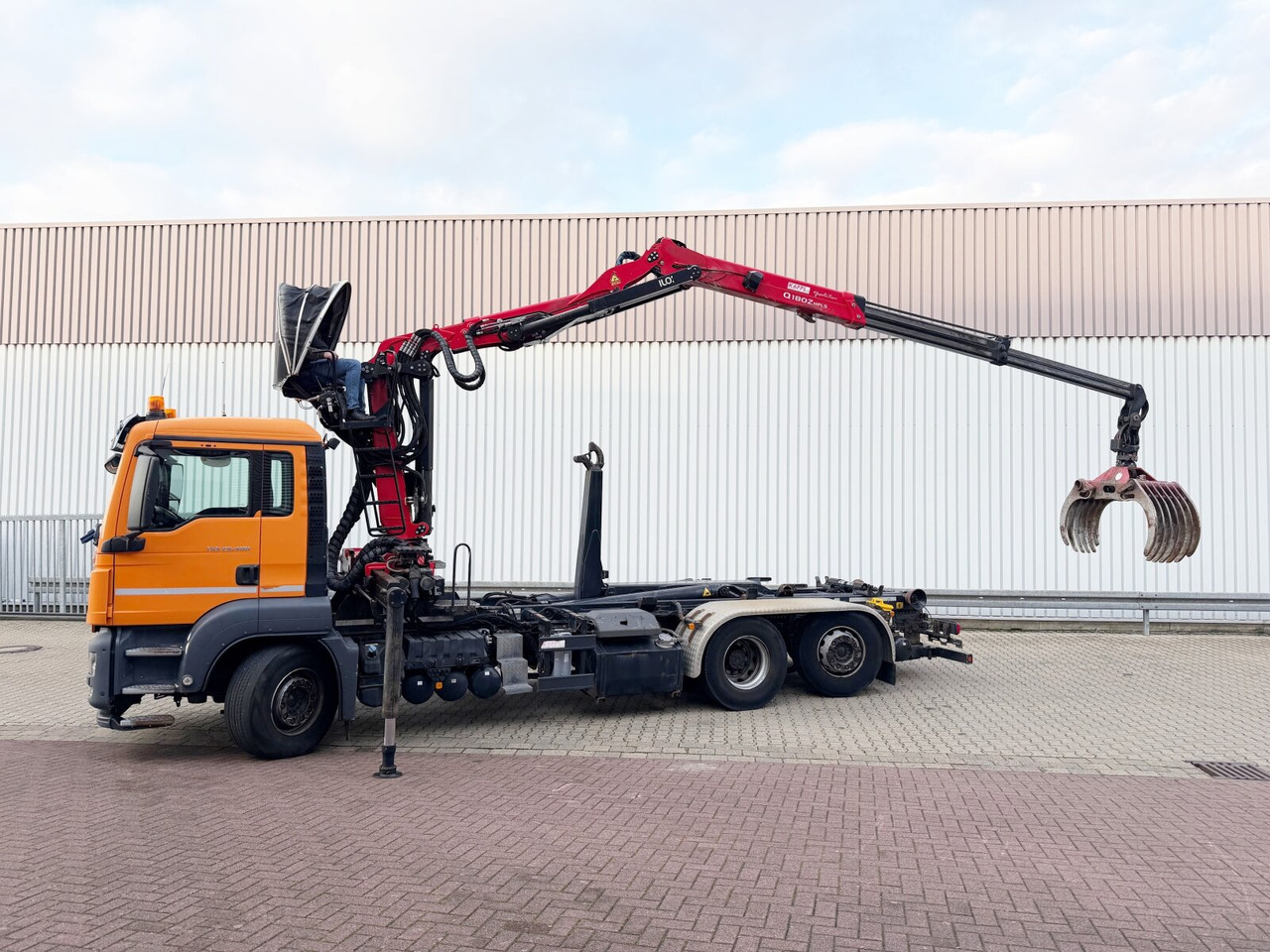 MAN TGS 26.400 6x2-4 BL TGS 26.400 6x2-4 BL, Lenk-/Liftachse, Kran Epsilon Q180ZR95TR - Hook lift truck, Crane truck: picture 2 MAN TGS 26.400 6x2-4 BL TGS 26.400 6x2-4 BL, Lenk-/Liftachse, Kran Epsilon Q180ZR95TR - Hook lift truck, Crane truck: picture 2
