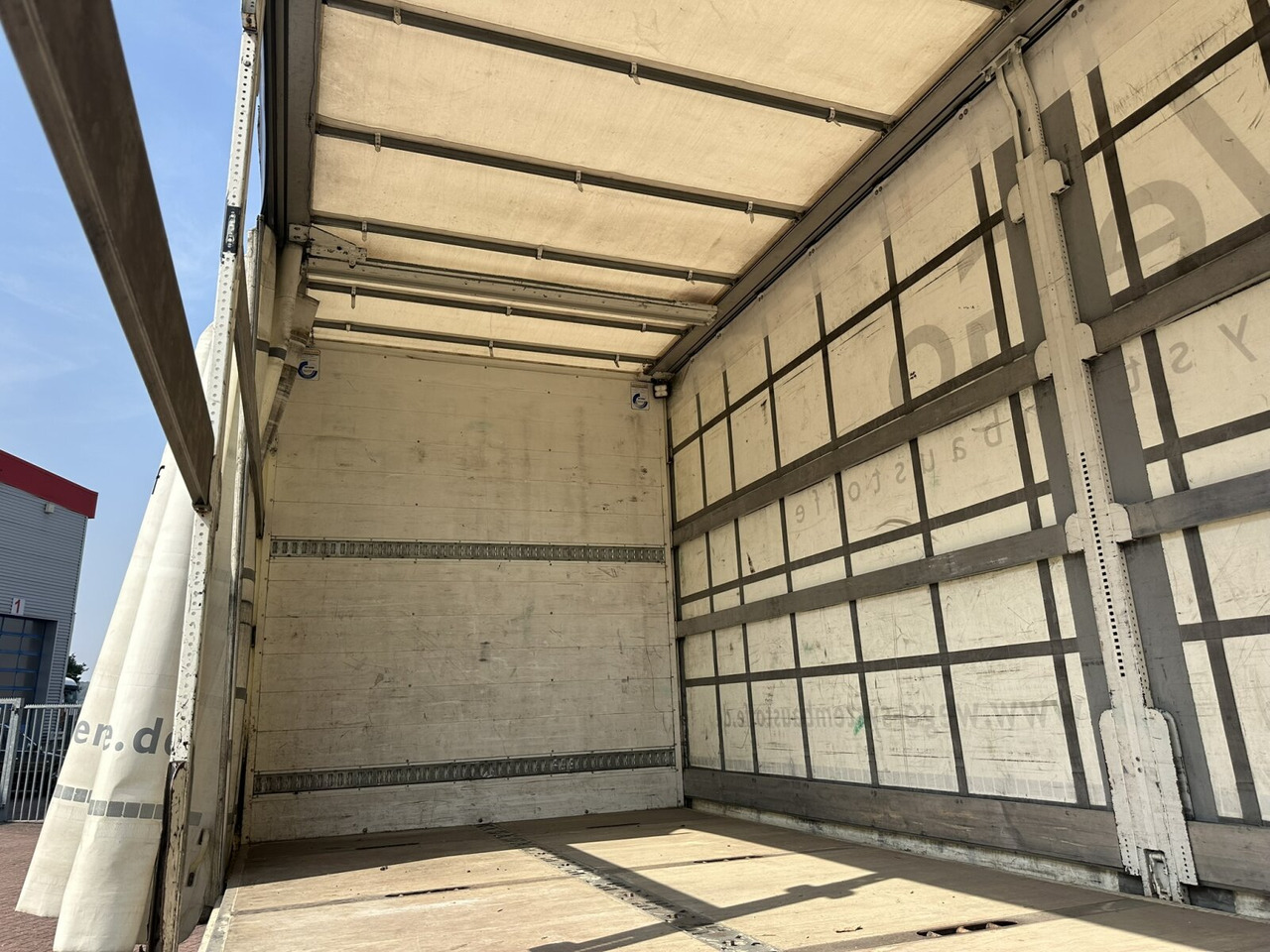 MAN TGS 26.400 6x2-4 LL TGS 26.400 6x2-4 LL, Lenk-/Lift, Edscha, Heckkran Palfinger PK23002-C + Jib PJ060A, Funk - Curtainsider truck, Crane truck: picture 3 MAN TGS 26.400 6x2-4 LL TGS 26.400 6x2-4 LL, Lenk-/Lift, Edscha, Heckkran Palfinger PK23002-C + Jib PJ060A, Funk - Curtainsider truck, Crane truck: picture 3