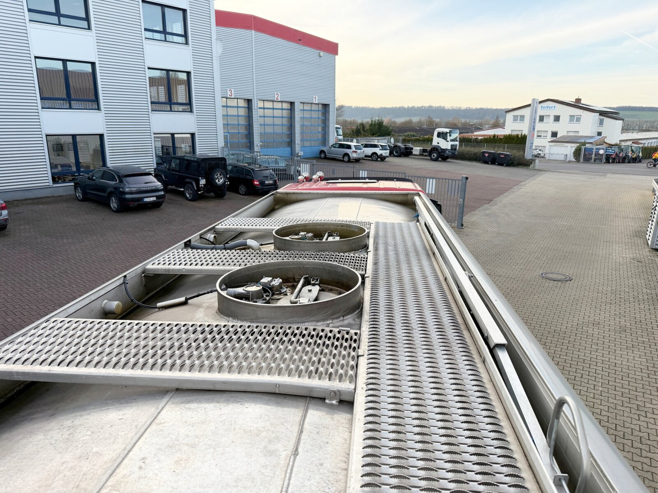 MAN TGS 26.400 6x2-4 LL TGS 26.400 6x2-4 LL, Lenk-/Lift, Navi, ADR, Esterer Tank ca. 19270l, 2 Kammern, Funk - Tank truck: picture 4 MAN TGS 26.400 6x2-4 LL TGS 26.400 6x2-4 LL, Lenk-/Lift, Navi, ADR, Esterer Tank ca. 19270l, 2 Kammern, Funk - Tank truck: picture 4