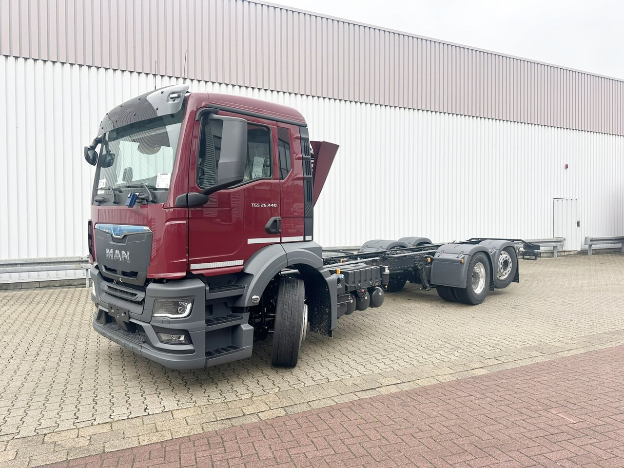 MAN TGS 26.440 6x2-4 LL CH TGS 26.440 6x2-4 LL CH, Lenk-/Liftachse, Navi, LED - Cab chassis truck: picture 1 MAN TGS 26.440 6x2-4 LL CH TGS 26.440 6x2-4 LL CH, Lenk-/Liftachse, Navi, LED - Cab chassis truck: picture 1