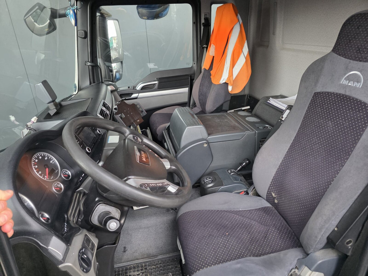 MAN TGS 26.440 6x2-4 LL TGS 26.400 6x2-4 LL, EEV, Intarder, Lenk-/Lift, L & F Tank ca. 20000l, 3 Kammern - Tank truck: picture 2 MAN TGS 26.440 6x2-4 LL TGS 26.400 6x2-4 LL, EEV, Intarder, Lenk-/Lift, L & F Tank ca. 20000l, 3 Kammern - Tank truck: picture 2