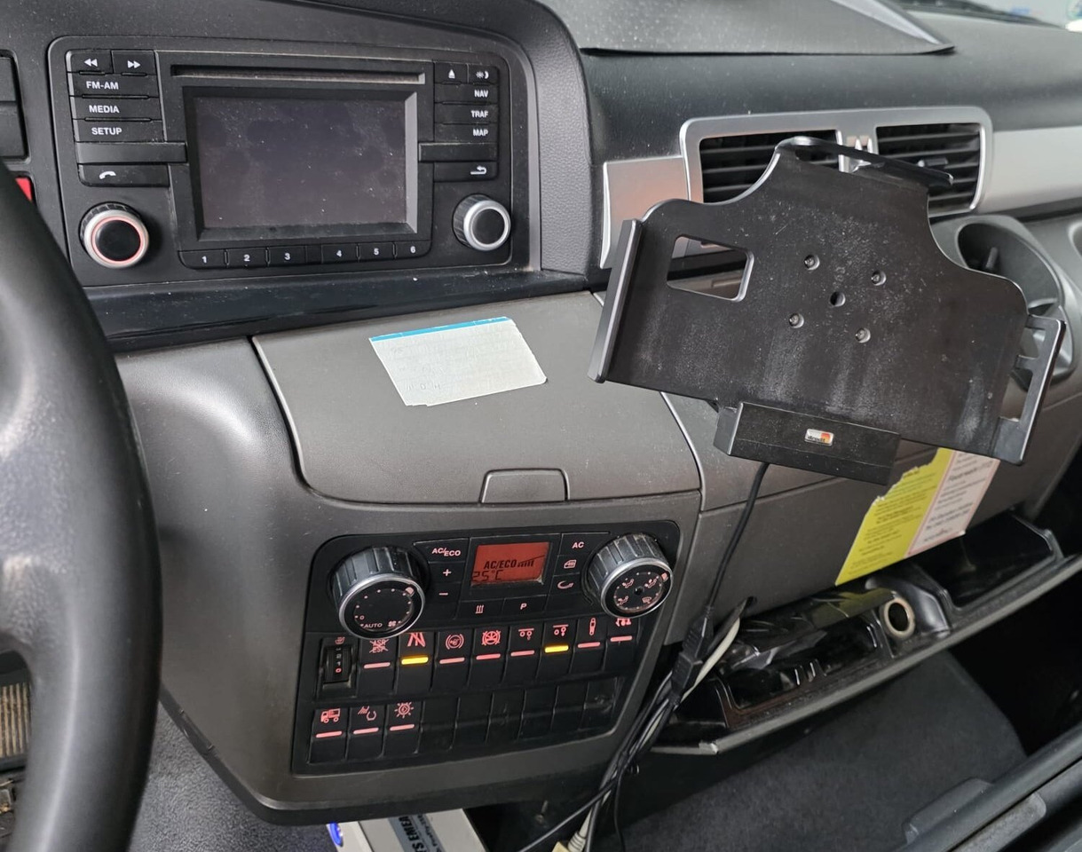 MAN TGS 26.440 6x2-4 LL TGS 26.400 6x2-4 LL, EEV, Intarder, Lenk-/Lift, L & F Tank ca. 20000l, 3 Kammern - Tank truck: picture 4 MAN TGS 26.440 6x2-4 LL TGS 26.400 6x2-4 LL, EEV, Intarder, Lenk-/Lift, L & F Tank ca. 20000l, 3 Kammern - Tank truck: picture 4