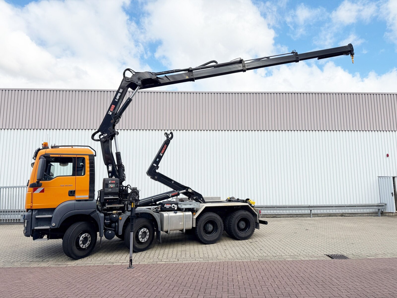 MAN TGS 35.500 8x4 BB TGS 35.500 8x4 BB mit Kran Hiab X-HiPro 162 E-3, absetzbar, Funk - Hook lift truck, Crane truck: picture 2 MAN TGS 35.500 8x4 BB TGS 35.500 8x4 BB mit Kran Hiab X-HiPro 162 E-3, absetzbar, Funk - Hook lift truck, Crane truck: picture 2