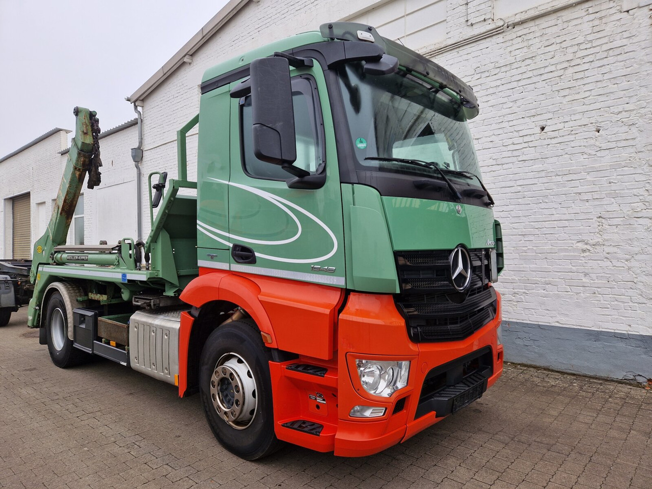 Mercedes-Benz Antos 1848 L 4x2 Antos 1848 L 4x2, Meiller AK 12 MTG Teleskop, Funk, Retarder, Klima, Standhzg., - Skip loader truck: picture 1 Mercedes-Benz Antos 1848 L 4x2 Antos 1848 L 4x2, Meiller AK 12 MTG Teleskop, Funk, Retarder, Klima, Standhzg., - Skip loader truck: picture 1