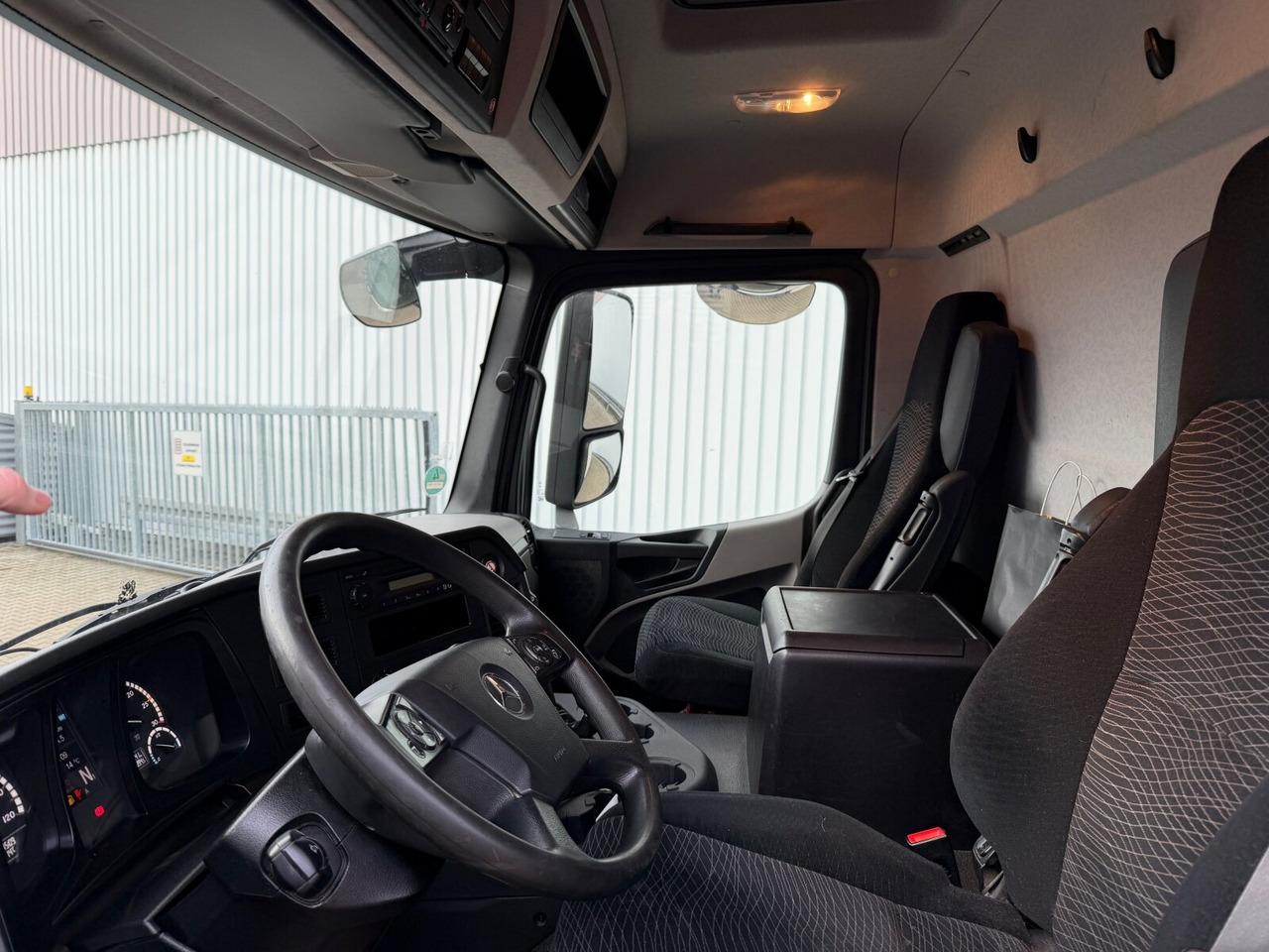 Mercedes-Benz Antos 2535 L 6x2 Antos 2535 L 6x2, Lenk-/Liftachse, LBW BÄR - Box truck: picture 4 Mercedes-Benz Antos 2535 L 6x2 Antos 2535 L 6x2, Lenk-/Liftachse, LBW BÄR - Box truck: picture 4