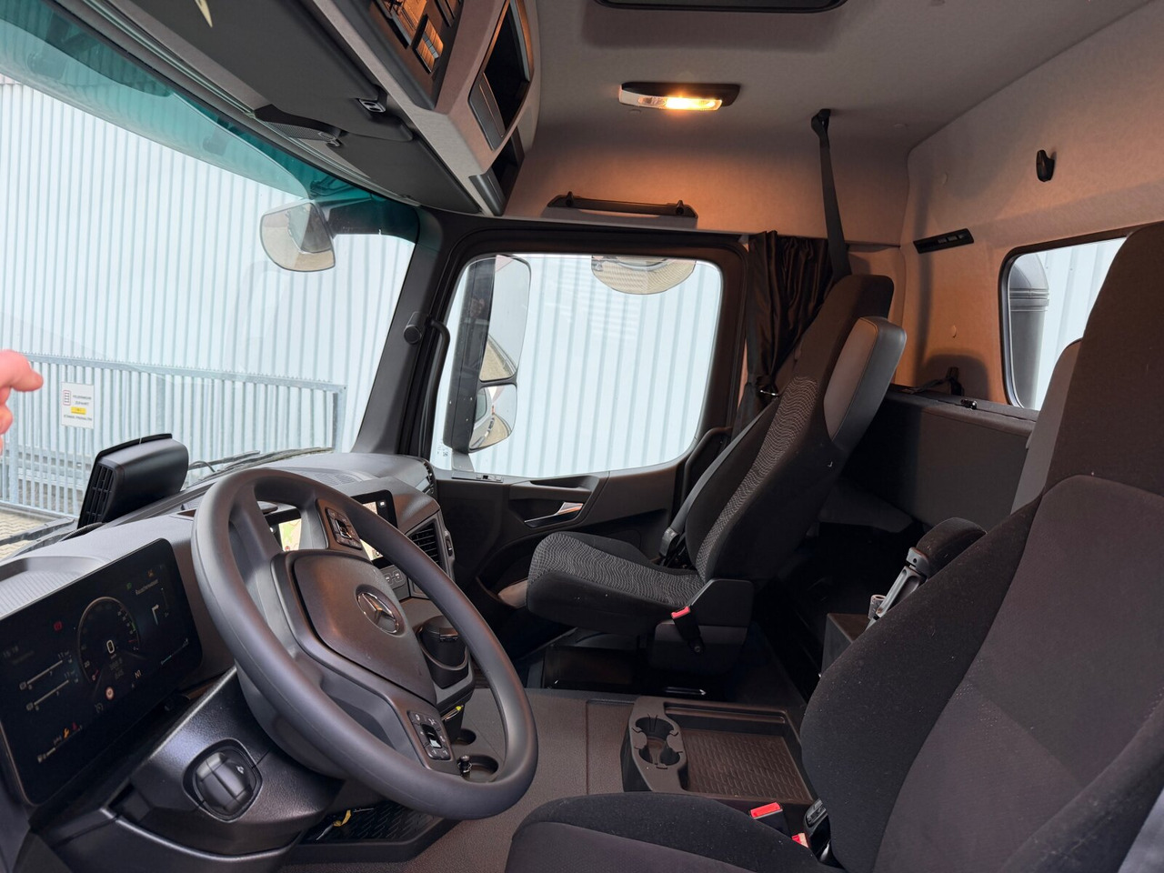 Mercedes-Benz Arocs 2542 L 6x2/4 Arocs 2542/45 L 6x2/4, Vorlauflenk-/liftachse, Navi, MultimediaCockpit - Cab chassis truck: picture 2 Mercedes-Benz Arocs 2542 L 6x2/4 Arocs 2542/45 L 6x2/4, Vorlauflenk-/liftachse, Navi, MultimediaCockpit - Cab chassis truck: picture 2