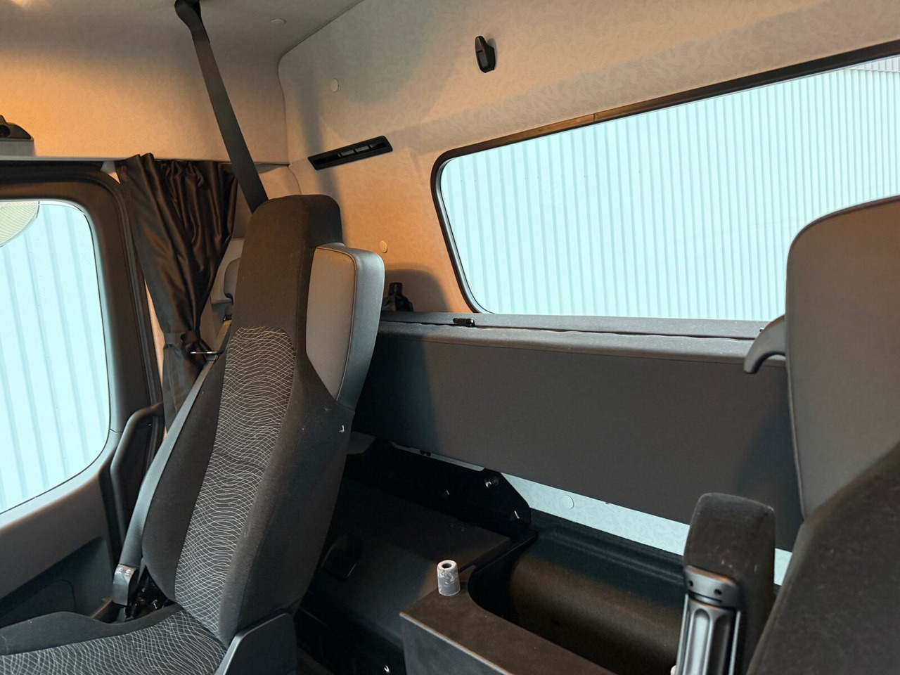 Mercedes-Benz Arocs 2542 L 6x2/4 Arocs 2542/45 L 6x2/4, Vorlauflenk-/liftachse, Navi, MultimediaCockpit - Cab chassis truck: picture 5 Mercedes-Benz Arocs 2542 L 6x2/4 Arocs 2542/45 L 6x2/4, Vorlauflenk-/liftachse, Navi, MultimediaCockpit - Cab chassis truck: picture 5