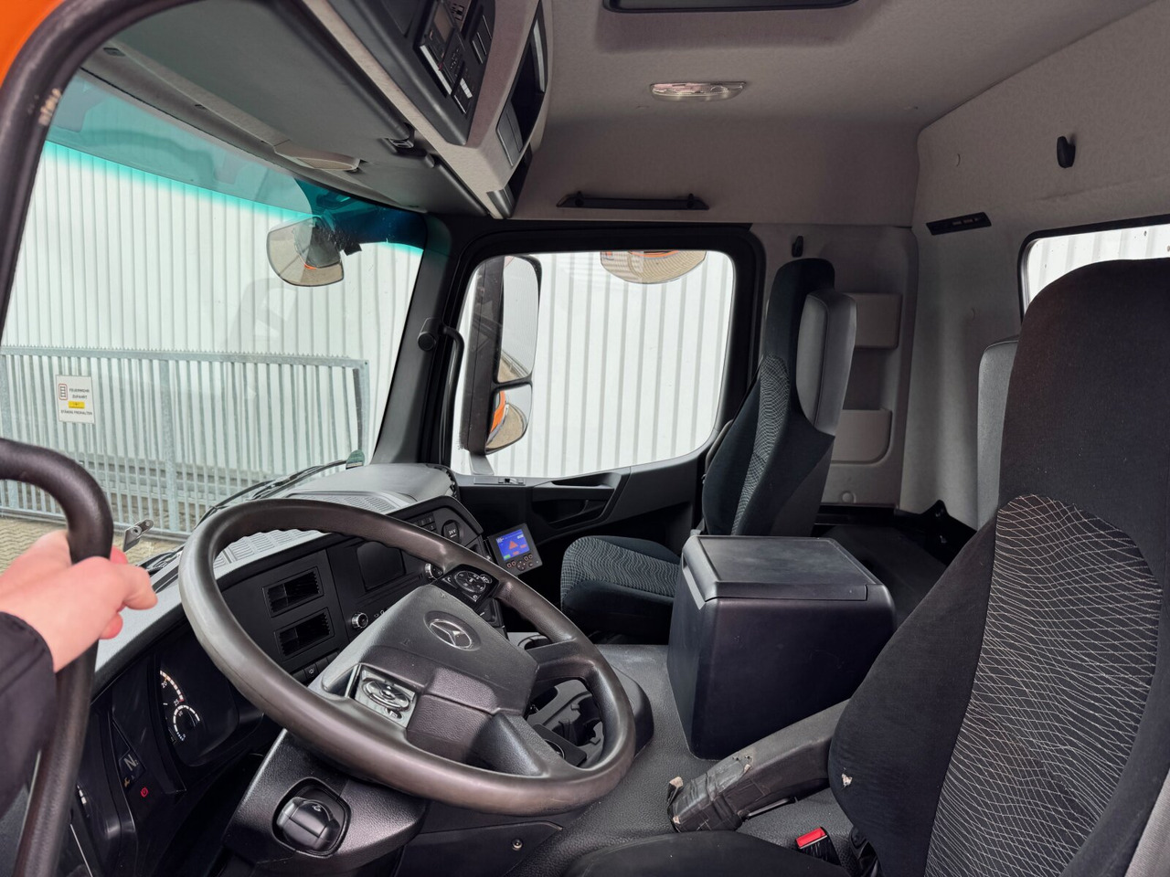 Mercedes-Benz Arocs 3243 LK 8x4/4 Arocs 3243 LK 8x4/4, Motorabtrieb - Hook lift truck: picture 3 Mercedes-Benz Arocs 3243 LK 8x4/4 Arocs 3243 LK 8x4/4, Motorabtrieb - Hook lift truck: picture 3