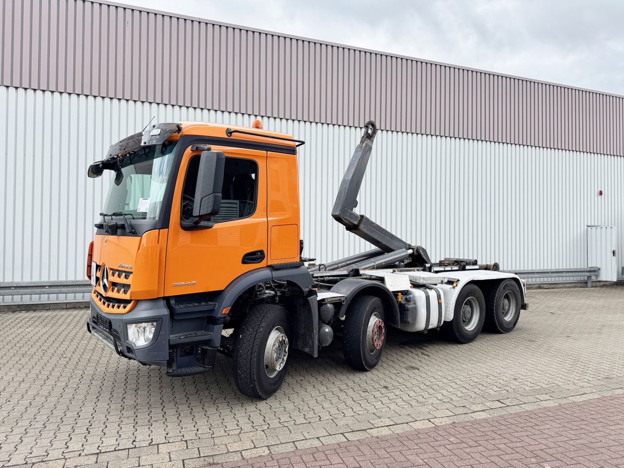 Mercedes-Benz Arocs 3243 LK 8x4/4 Arocs 3243 LK 8x4/4, Motorabtrieb - Hook lift truck: picture 1 Mercedes-Benz Arocs 3243 LK 8x4/4 Arocs 3243 LK 8x4/4, Motorabtrieb - Hook lift truck: picture 1