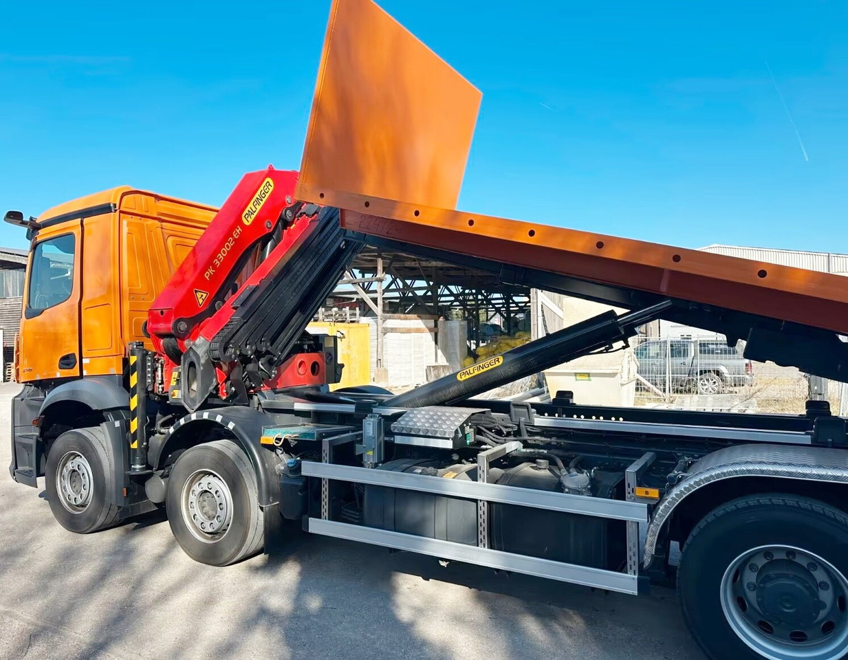 Mercedes-Benz Arocs 3245 L 8x4/4 Arocs 3245 L 8x4/4, Kran Palfinger PK33002 EH-E, MirrorCam, Motorabtrieb, Funk - Hook lift truck, Crane truck: picture 4 Mercedes-Benz Arocs 3245 L 8x4/4 Arocs 3245 L 8x4/4, Kran Palfinger PK33002 EH-E, MirrorCam, Motorabtrieb, Funk - Hook lift truck, Crane truck: picture 4
