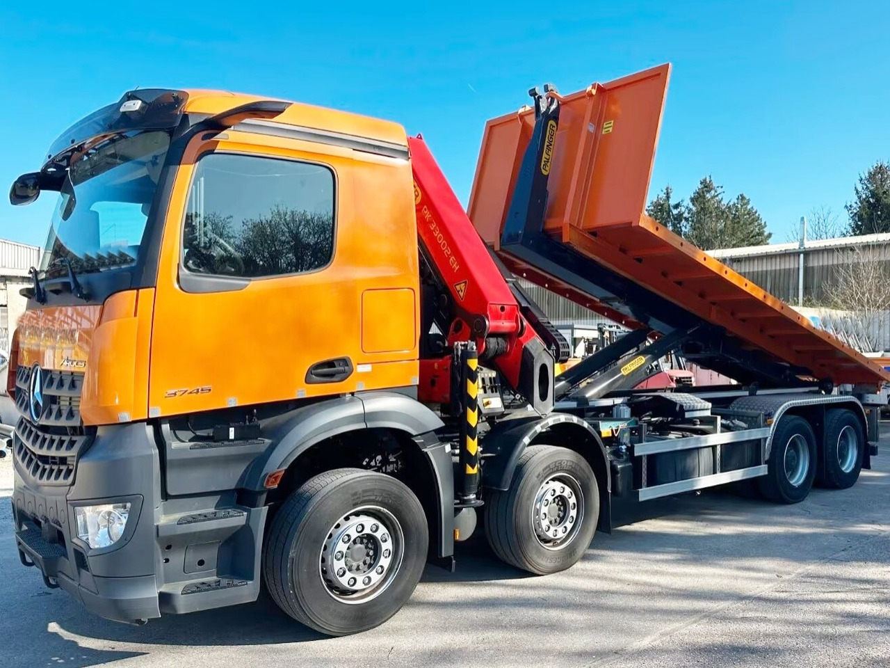 Mercedes-Benz Arocs 3245 L 8x4/4 Arocs 3245 L 8x4/4, Kran Palfinger PK33002 EH-E, MirrorCam, Motorabtrieb, Funk - Hook lift truck, Crane truck: picture 1 Mercedes-Benz Arocs 3245 L 8x4/4 Arocs 3245 L 8x4/4, Kran Palfinger PK33002 EH-E, MirrorCam, Motorabtrieb, Funk - Hook lift truck, Crane truck: picture 1